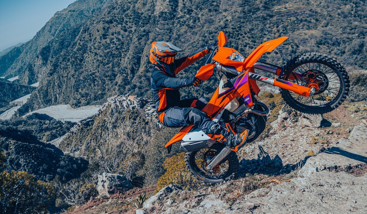 THE 2024 KTM 990 DUKE HITS THE BULLSEYE WITH SNIPER-LIKE ACCURACY