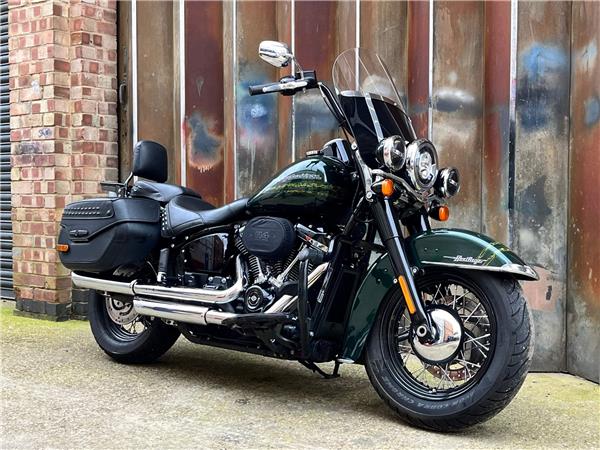 2018 Harley-Davidson Softail 1870 Heritage Classic 114 (Colour)(Black E.)(Laced W.)