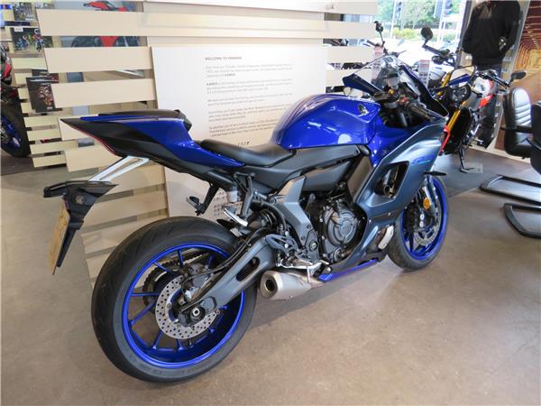 YAMAHA R7