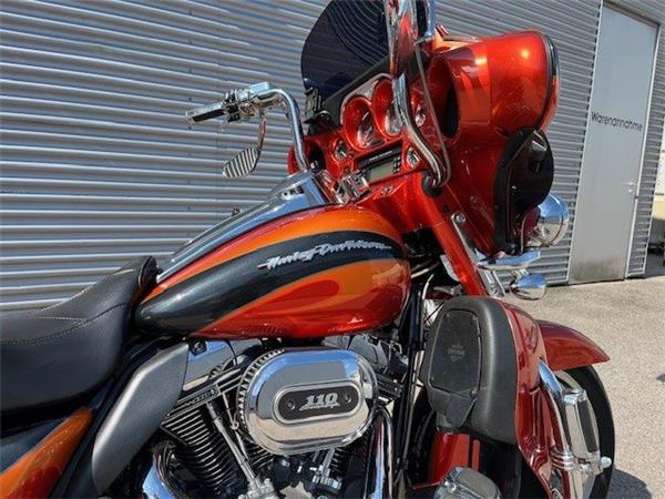 2013 Harley-Davidson CVO FLHTCUSE Ultra Classic Electra Glide Cruiser