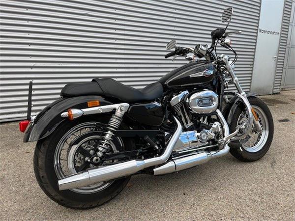 2017 Harley-Davidson Sportster XL 1200C Custom Cruiser