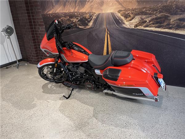 FLHXSE Street Glide CVO   (CVO ST OPTIK )