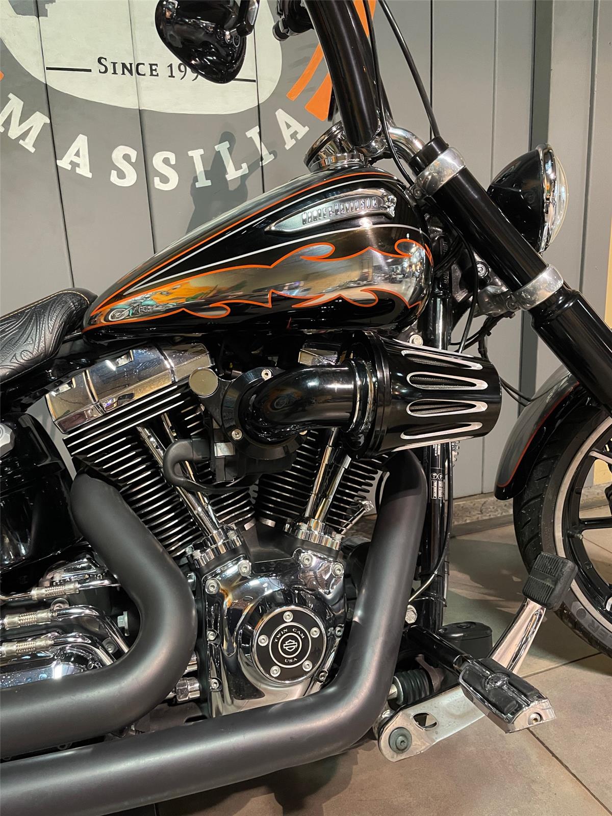 2015 HARLEY-DAVIDSON BREAKOUT