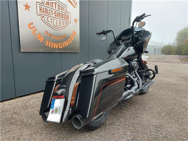 FLTRXSE CVO Road Glide mit Jekill & Hyde Auspuff