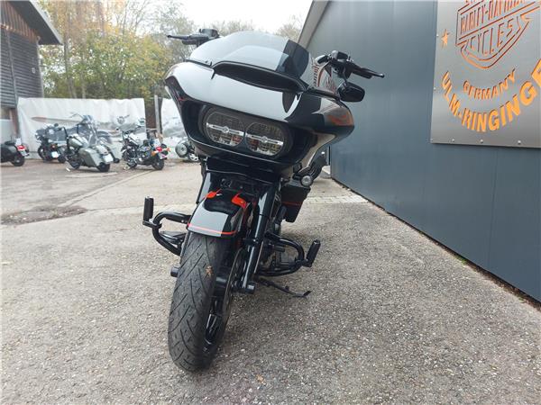 FLTRXSE CVO Road Glide mit Jekill & Hyde Auspuff