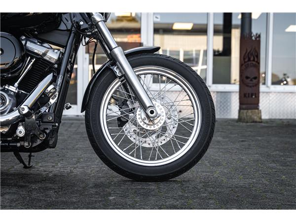 Harley-Davidson Kiel SOFTAIL STANDARD FXST Bobber-Umbau Jekill & Hyde