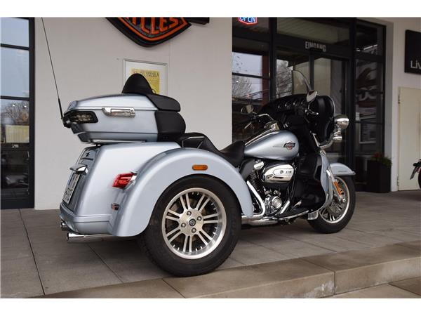 FLHTCUTG Tri Glide Ultra
