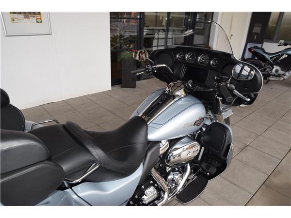FLHTCUTG Tri Glide Ultra