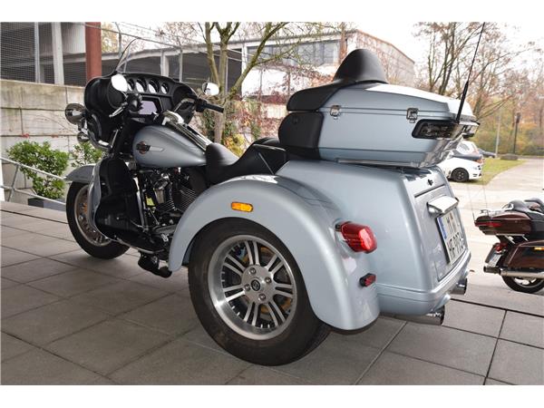 FLHTCUTG Tri Glide Ultra
