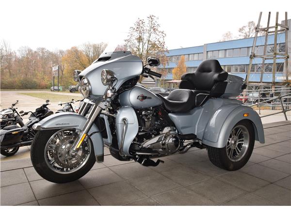 FLHTCUTG Tri Glide Ultra