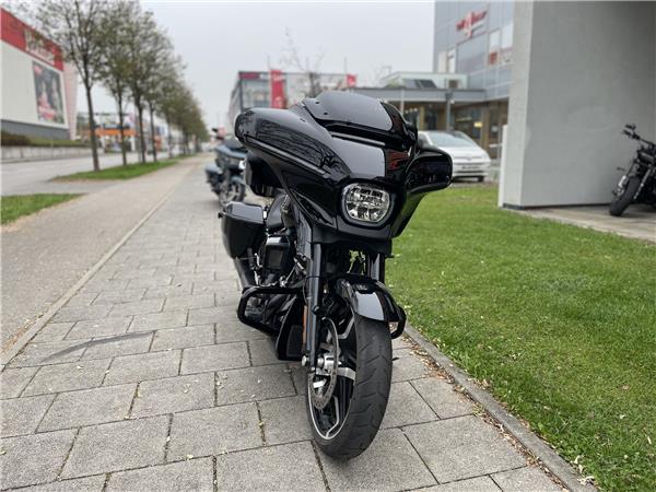 FLHX Street Glide mit KessTech & Wilbers