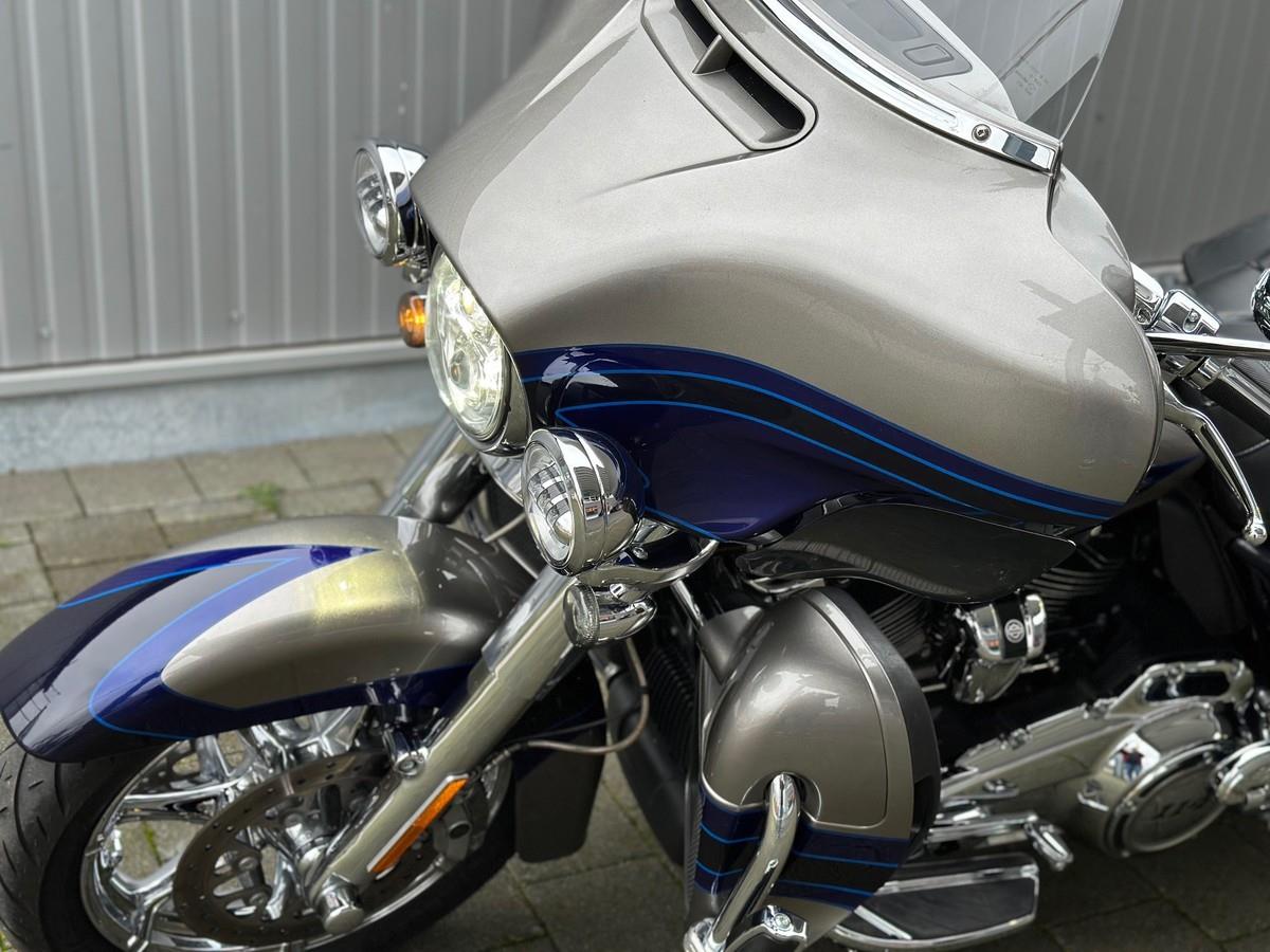 FLHTK E-Glide Ultra Limit. CVO 