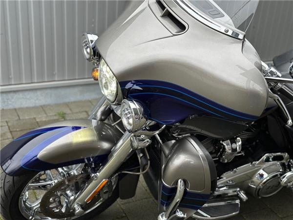 FLHTK E-Glide Ultra Limit. CVO 
