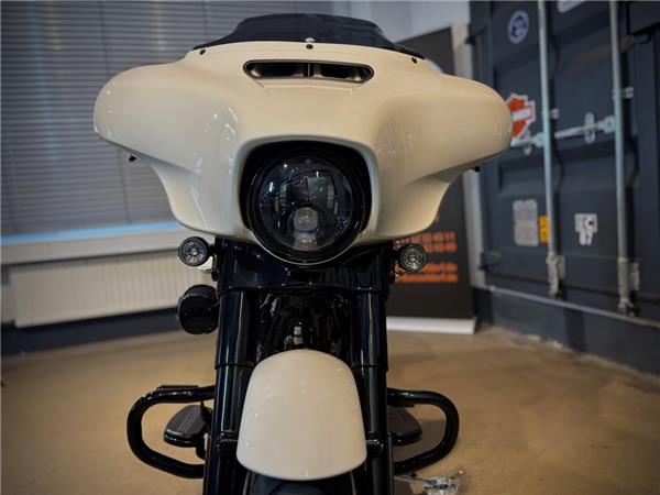 FLHXST Street Glide ST 117 