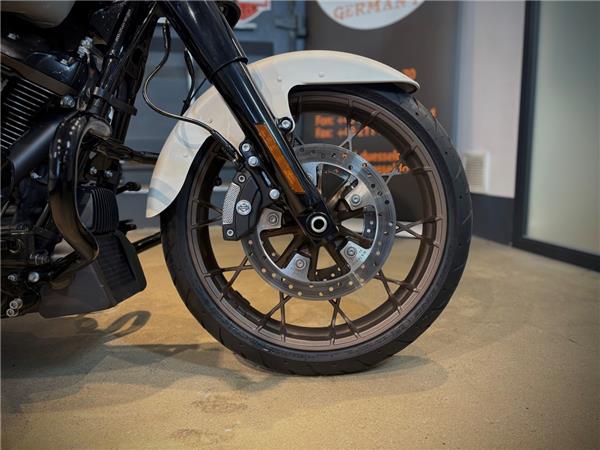 FLHXST Street Glide ST 117 
