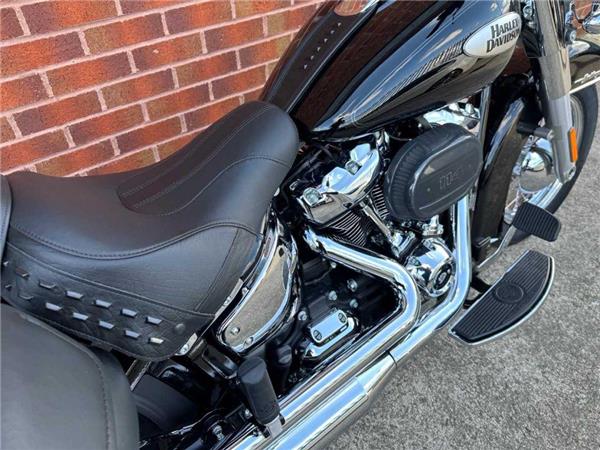 2026 Harley-Davidson FLHCS HERITAGE CLASSIC 114