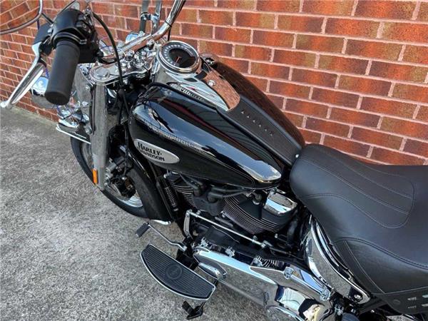 2026 Harley-Davidson FLHCS HERITAGE CLASSIC 114