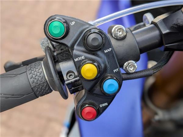 2022 YAMAHA R1