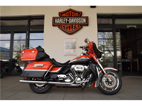 FLHTCUSE4 CVO Electra Glide Ultra + AMC Auspuff