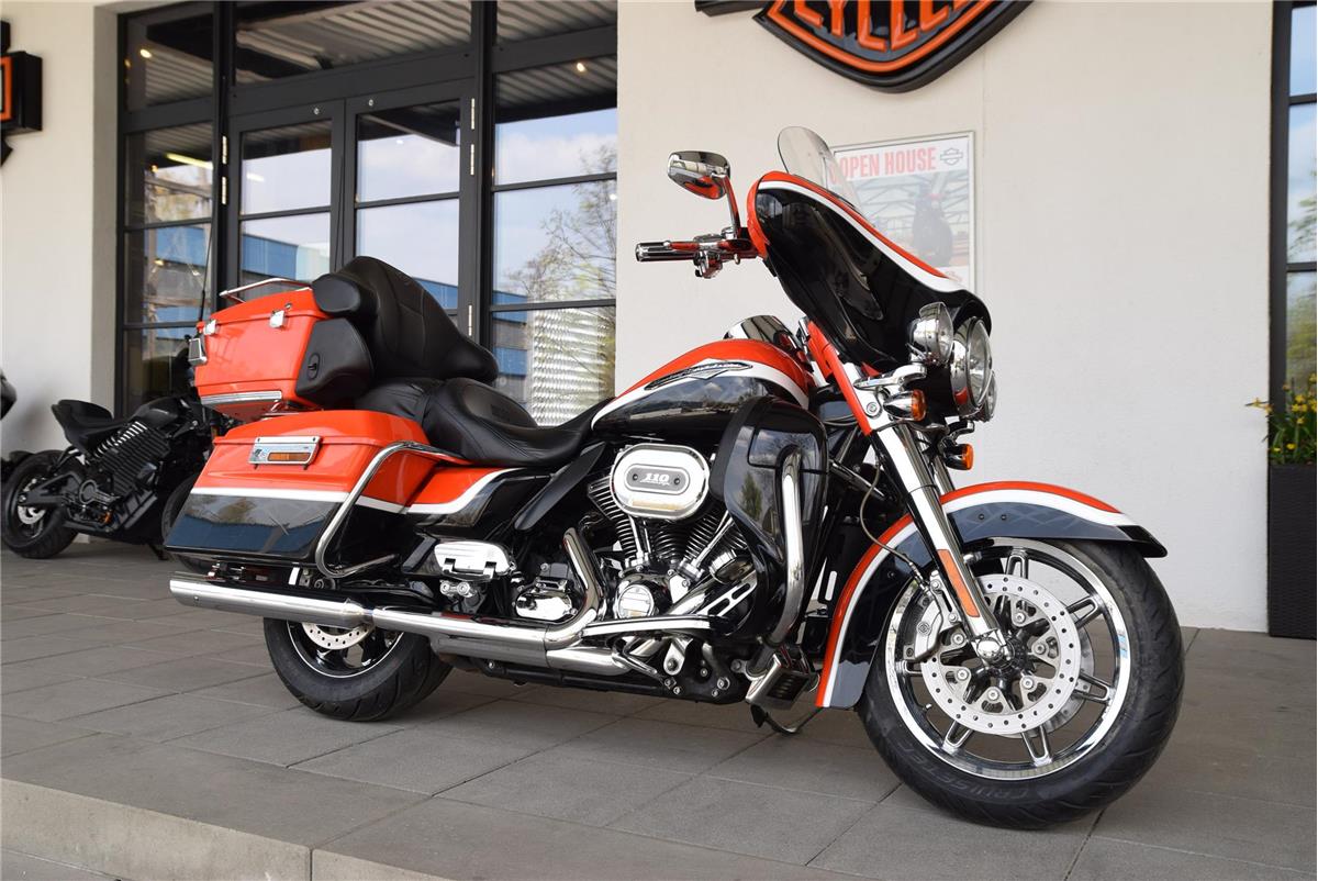 FLHTCUSE4 CVO Electra Glide Ultra + AMC Auspuff
