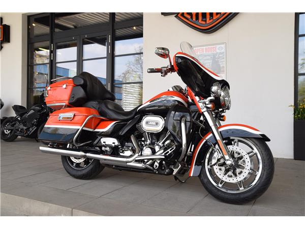FLHTCUSE4 CVO Electra Glide Ultra + AMC Auspuff