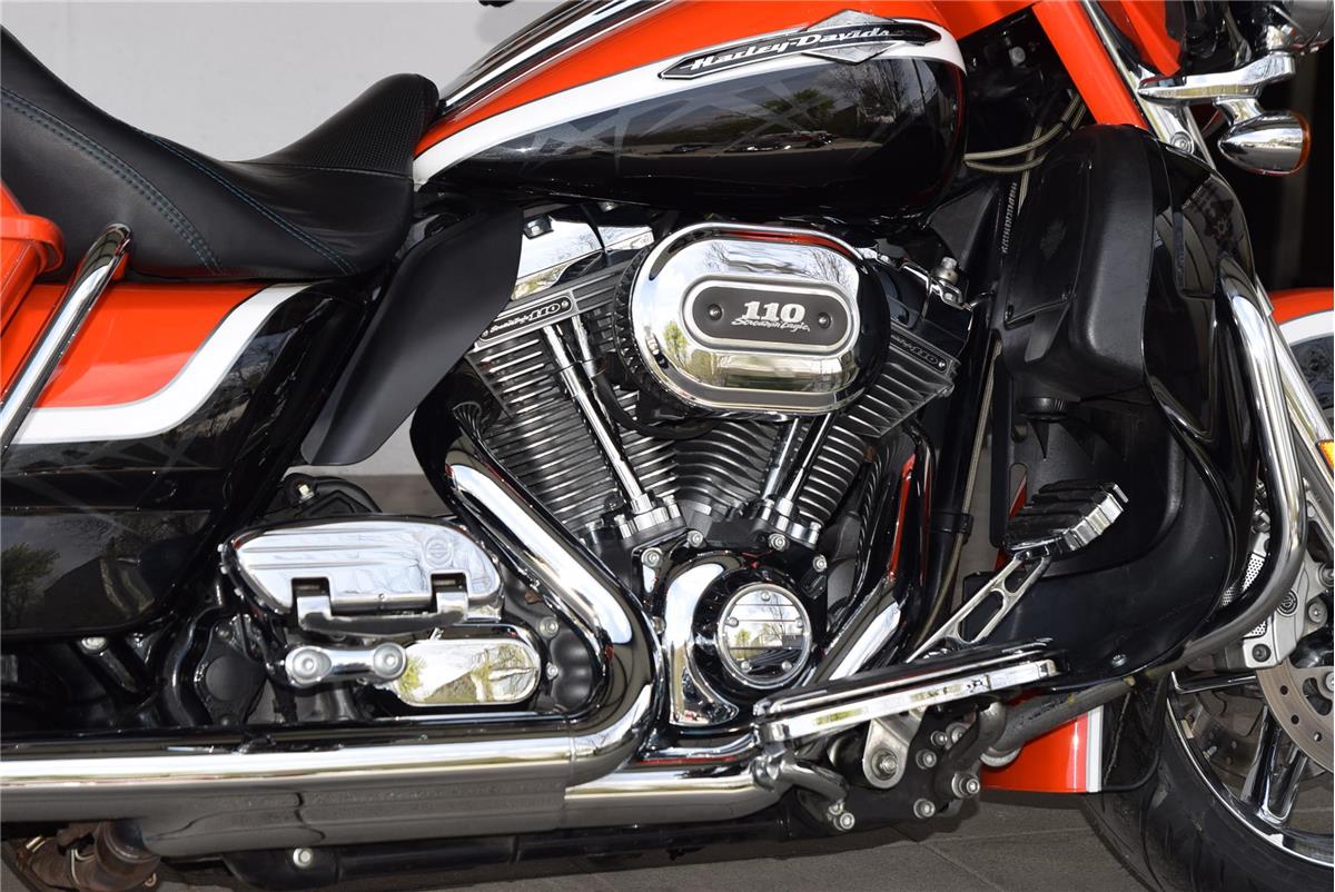 FLHTCUSE4 CVO Electra Glide Ultra + AMC Auspuff