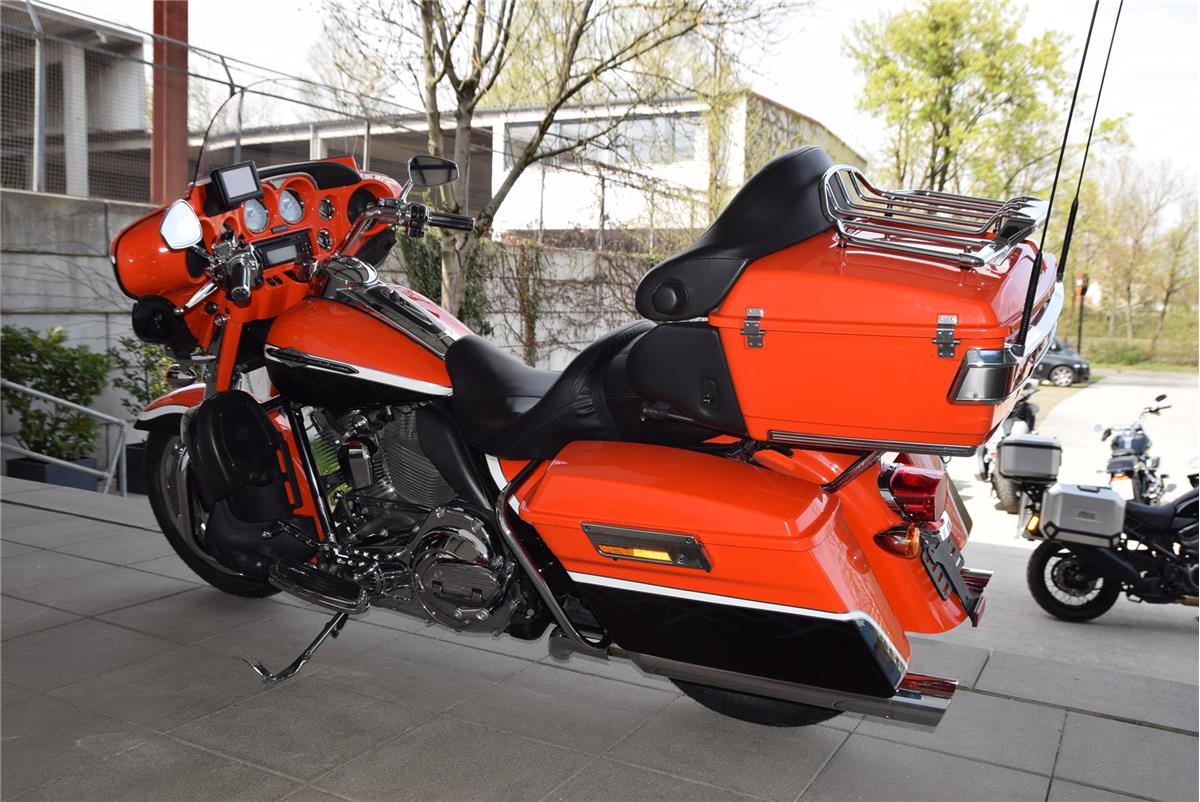 FLHTCUSE4 CVO Electra Glide Ultra + AMC Auspuff
