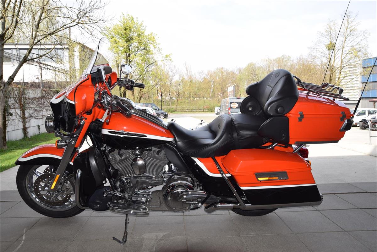 FLHTCUSE4 CVO Electra Glide Ultra + AMC Auspuff