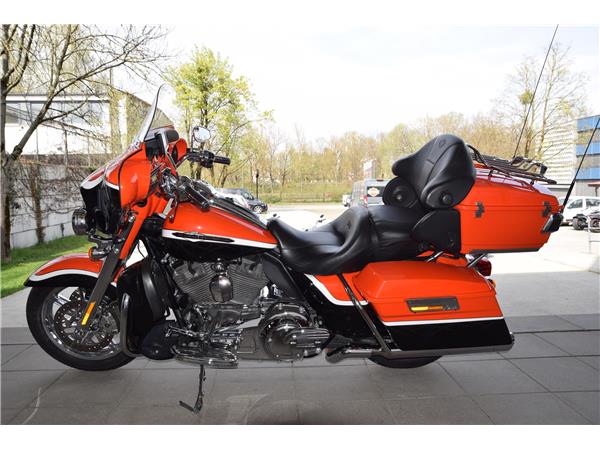 FLHTCUSE4 CVO Electra Glide Ultra + AMC Auspuff