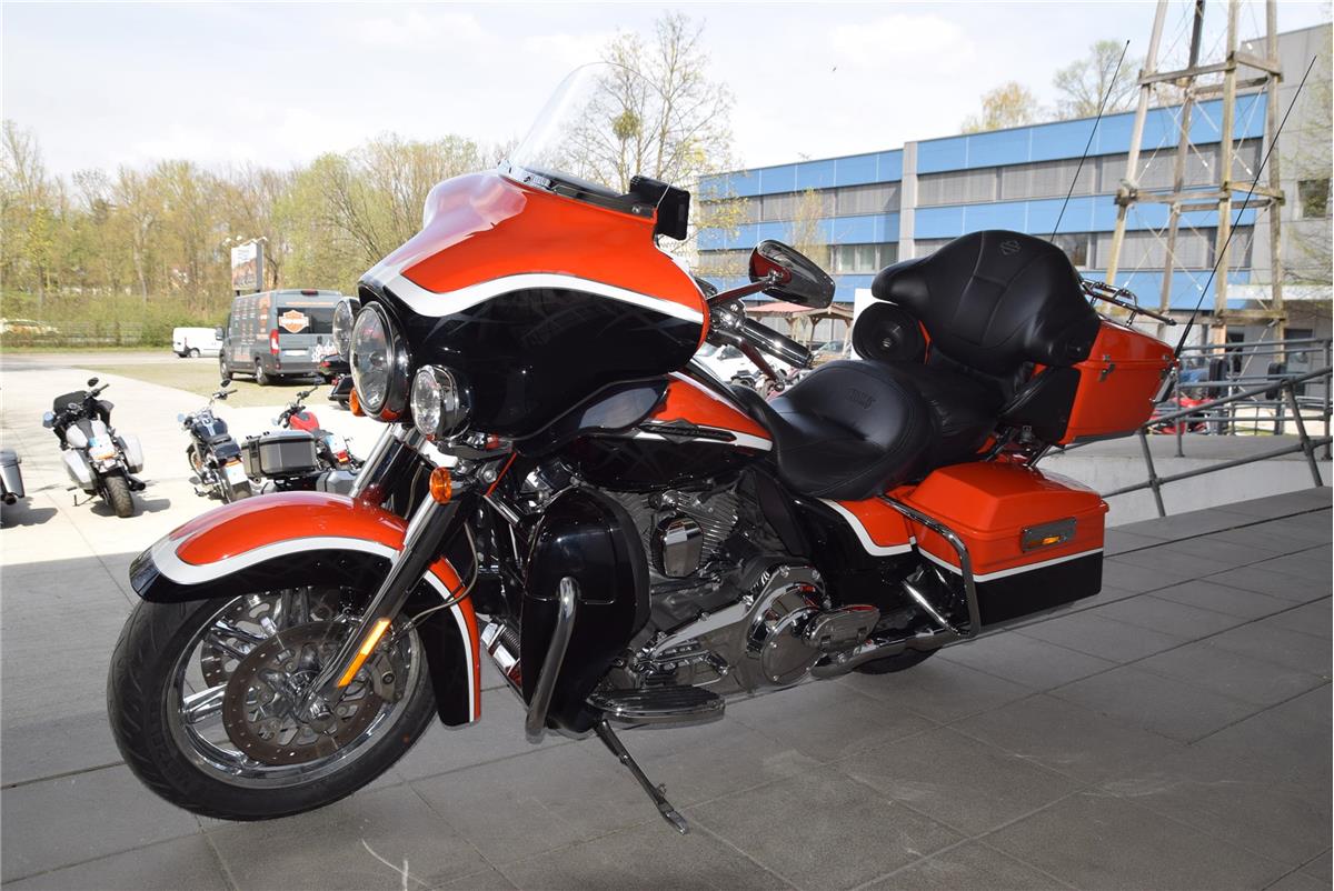 FLHTCUSE4 CVO Electra Glide Ultra + AMC Auspuff