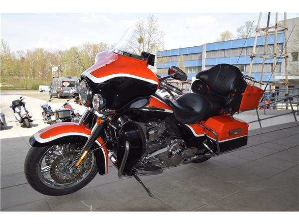FLHTCUSE4 CVO Electra Glide Ultra + AMC Auspuff