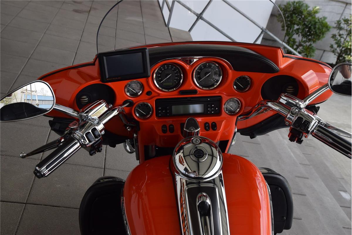 FLHTCUSE4 CVO Electra Glide Ultra + AMC Auspuff
