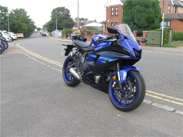 YamahaYZF-R7. 