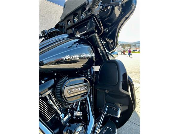 2017 Harley-Davidson CVO Street Glide FLHXSE Tourer
