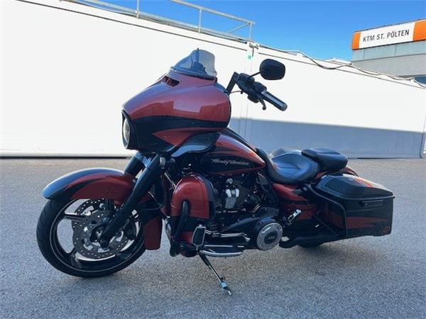 2017 Harley-Davidson CVO Street Glide FLHXSE