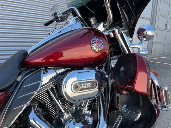 2013 Harley-Davidson CVO Road King FLHRSE