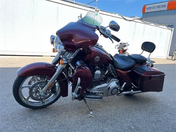 2013 Harley-Davidson CVO Road King FLHRSE