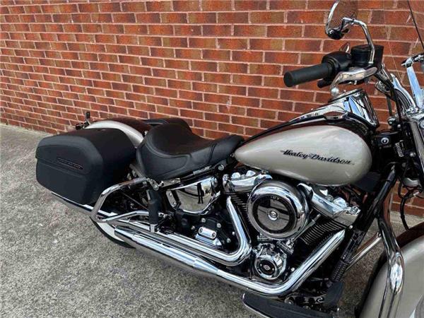 2018 Harley-Davidson Flde Softail Deluxe 1745