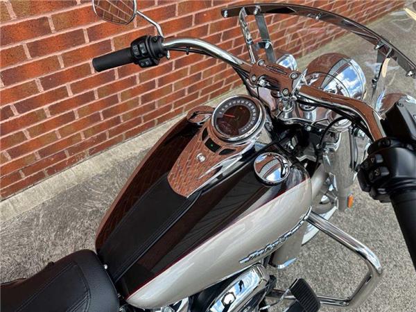 2018 Harley-Davidson Flde Softail Deluxe 1745