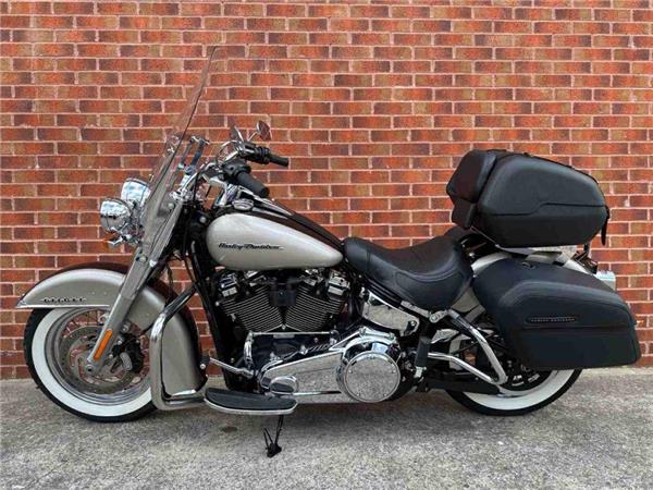 2018 Harley-Davidson Flde Softail Deluxe 1745