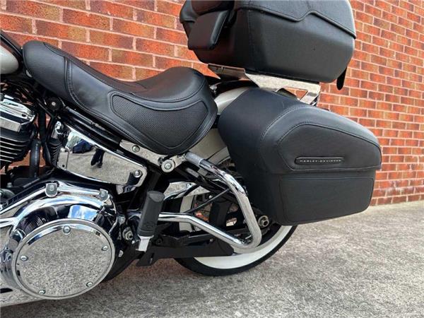 2018 Harley-Davidson Flde Softail Deluxe 1745