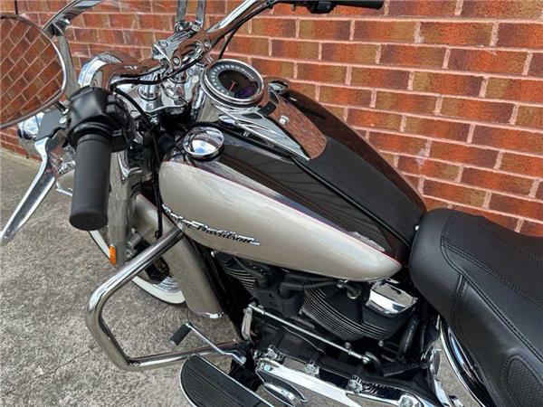 2018 Harley-Davidson Flde Softail Deluxe 1745