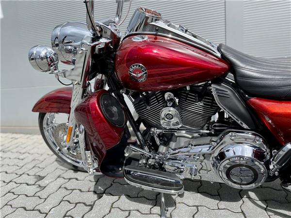 2013 Harley-Davidson CVO Road King FLHRSE