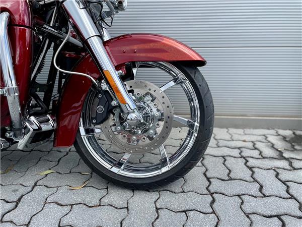 2013 Harley-Davidson CVO Road King FLHRSE