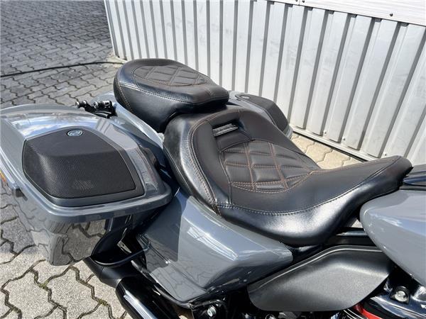 CVO Road Glide Gunship Gray 