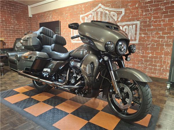 FLHTKSE CVO Limited mit Jekill&Hyde Auspuff