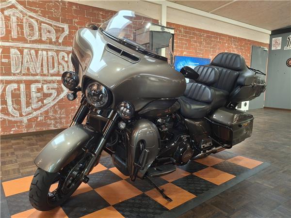 FLHTKSE CVO Limited mit Jekill&Hyde Auspuff