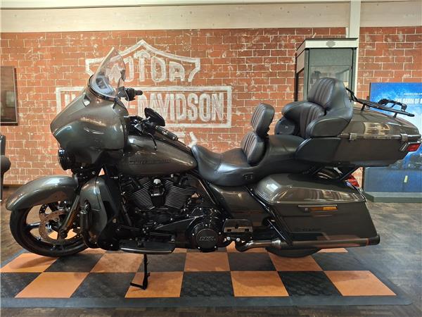 FLHTKSE CVO Limited mit Jekill&Hyde Auspuff