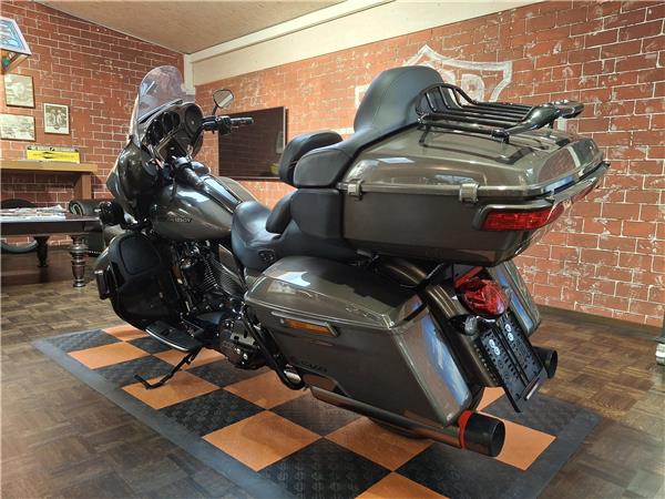 FLHTKSE CVO Limited mit Jekill&Hyde Auspuff