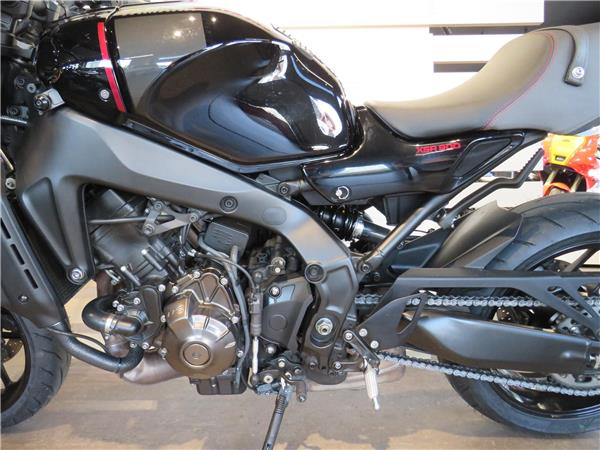 YAMAHA XSR900 
